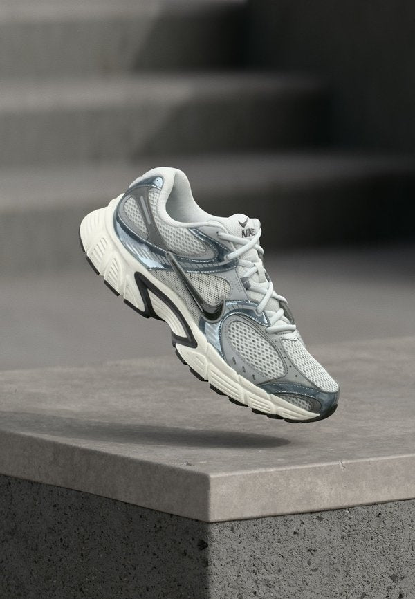 Nike Sportswear V5 RNR - Trainers - photon dust/dark smoke grey/smoke grey/light smoke grey/sail