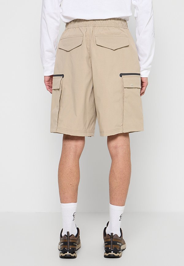 Under Armour LOOSE FIT