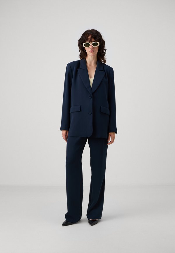 Good American LUXE SUITING COLUMN TROUSER