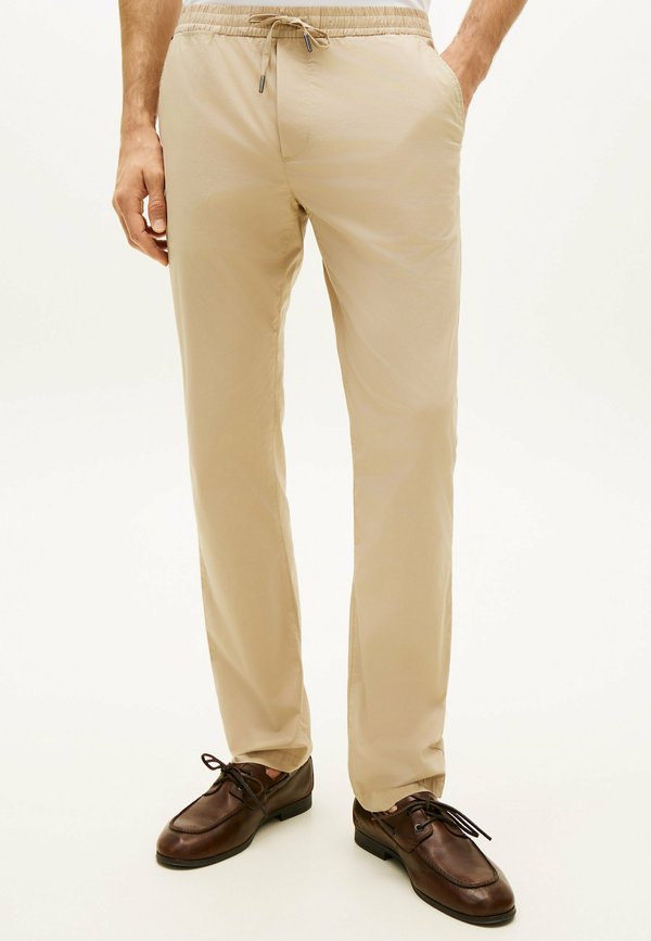 Tommy Hilfiger DENTON LIGHTWEIGHT  - Trousers - sandalwood
