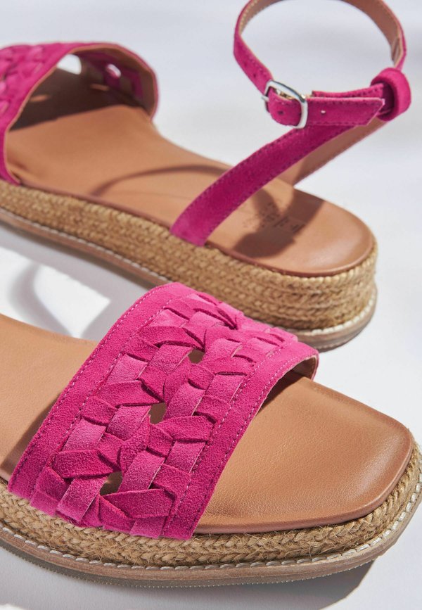 Next FOREVER COMFORT®  DETAIL WITH