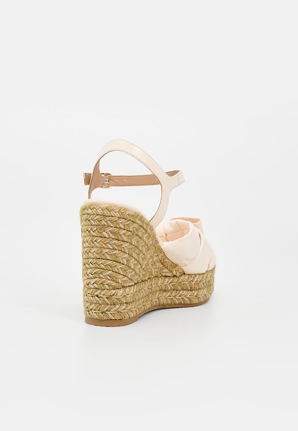 Stuart Weitzman SOFIA
