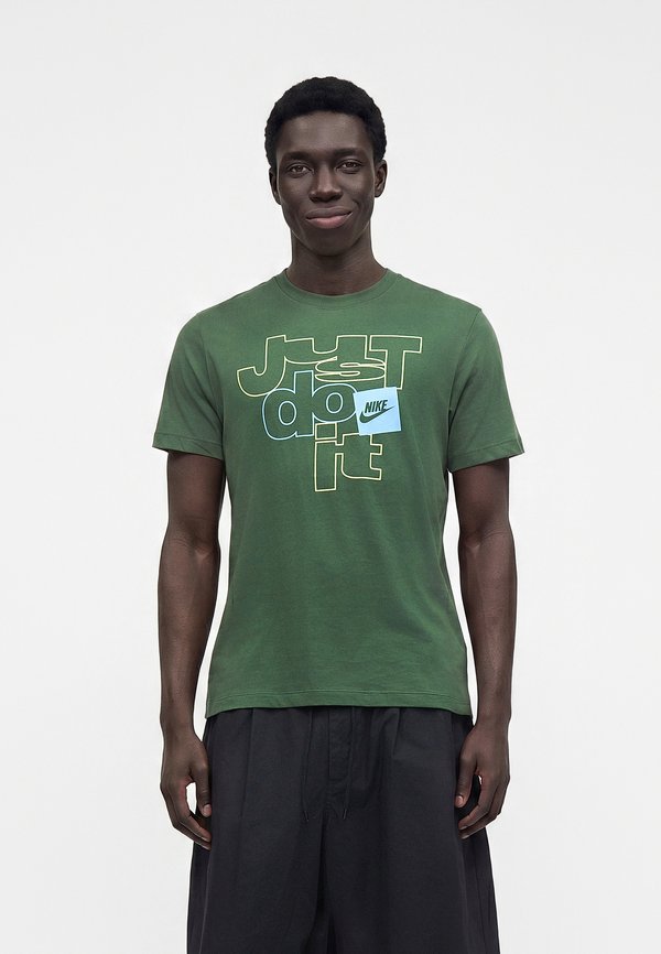 Nike Sportswear TEE CLUB - Print T-shirt - fir