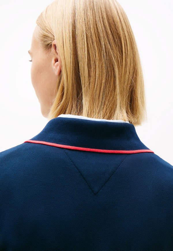 Tommy Jeans TOMMY BADGE BOXY FIT CROPPED POLO SHIRT
