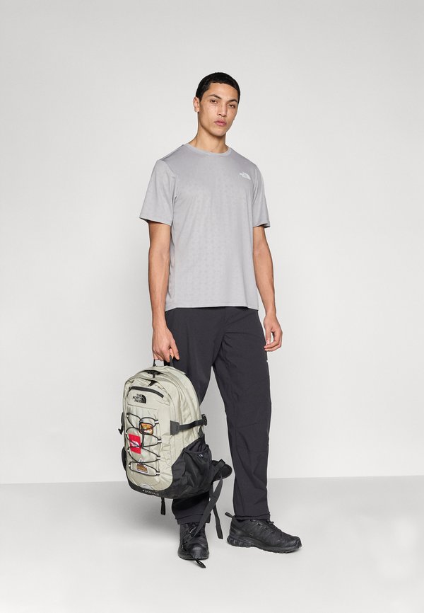 The North Face 24/7 PENTADOME EMBOSSED SHORT SLEEVE