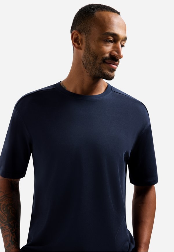 NO EXCESS INTERLOCK WITH ROUND NECK