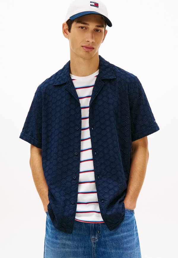 Tommy Jeans REGULAR FIT GEOMETRIC EMBROIDERY SHORT SLEEVE SHIRT