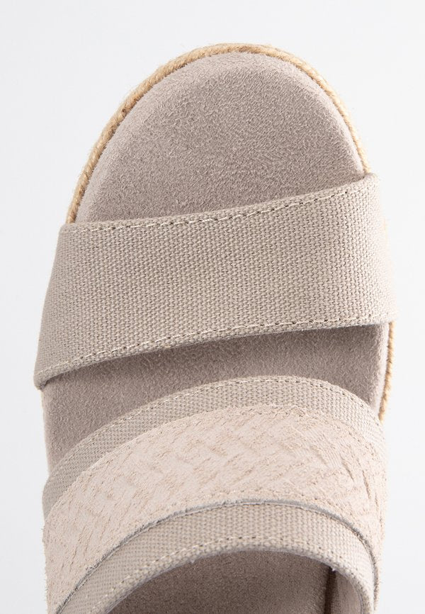 TOMS MADELYN