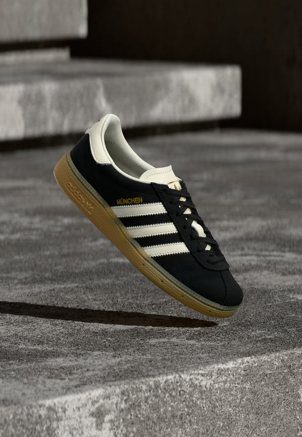 adidas Originals MUENCHEN - Trainers - core black/off white