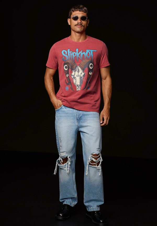 Bershka SLIPKNOT REGULAR FIT SHORT SLEEVE - T-SHIRT - Print T-shirt - light red