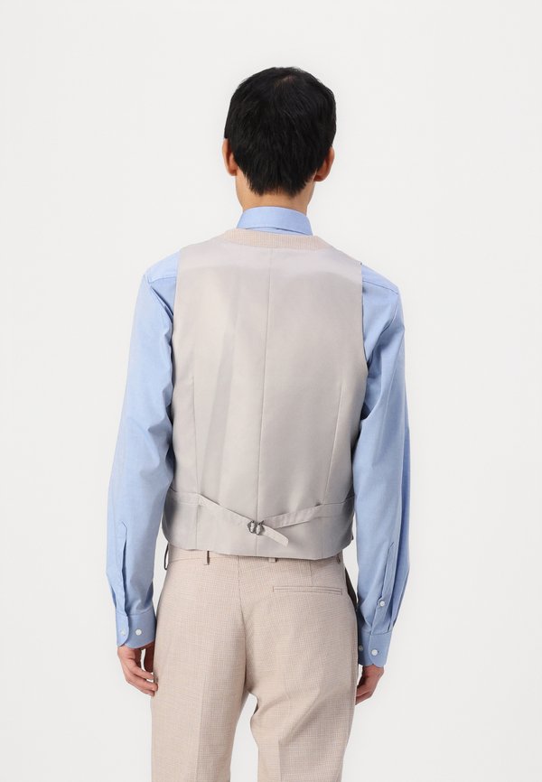 Isaac Dewhirst NOTCH SUIT THREE PIECE SLIM