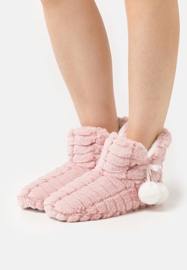 Loungeable EMBOSSED SLIPPER BOOT