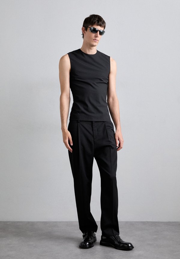 032c OFFICE ATTIRE CROPPED SUIT