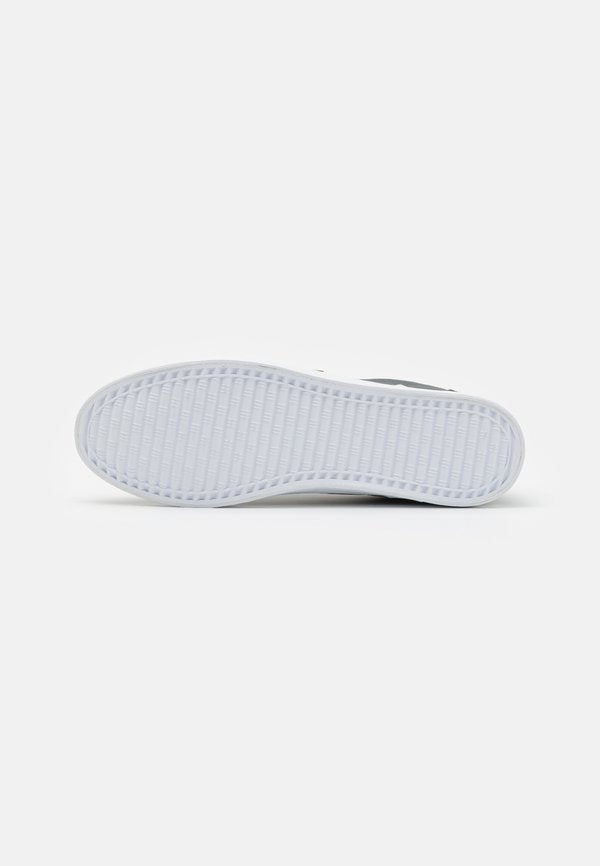 Pier One by Zalando