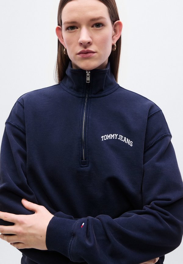 Tommy Jeans LOGO EMBROIDERY RELAXED QUARTER-ZIP SWEATSHIRT