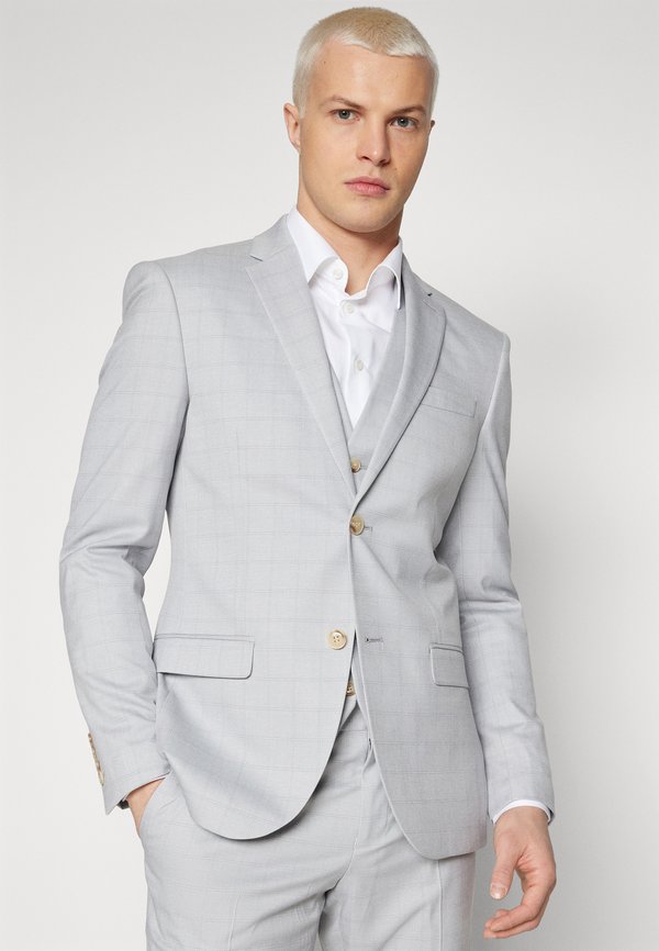 Isaac Dewhirst THE FASHION NOTCH SUIT SET