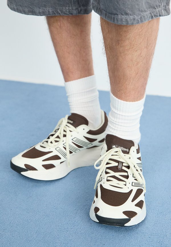 adidas Originals ADIZERO ARUKU UNISEX - Trainers - off white/dark brown/core black