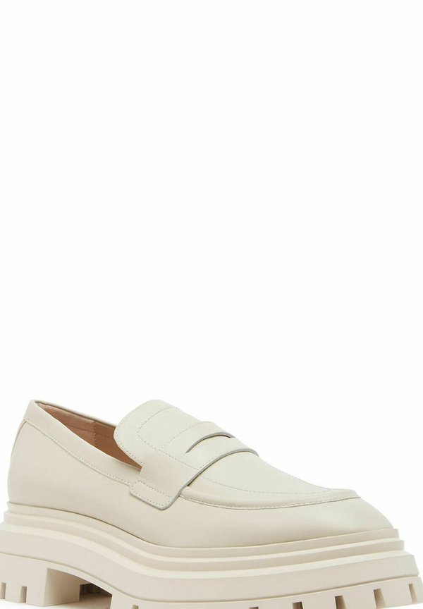 Stuart Weitzman BEDFORD LOAFER
