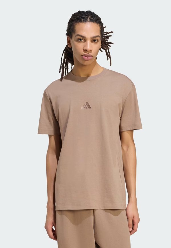 adidas Sportswear ADIDAS SMALL LOGO T SHIRT HERREN SPORTSHIRT - Basic T-shirt - brown