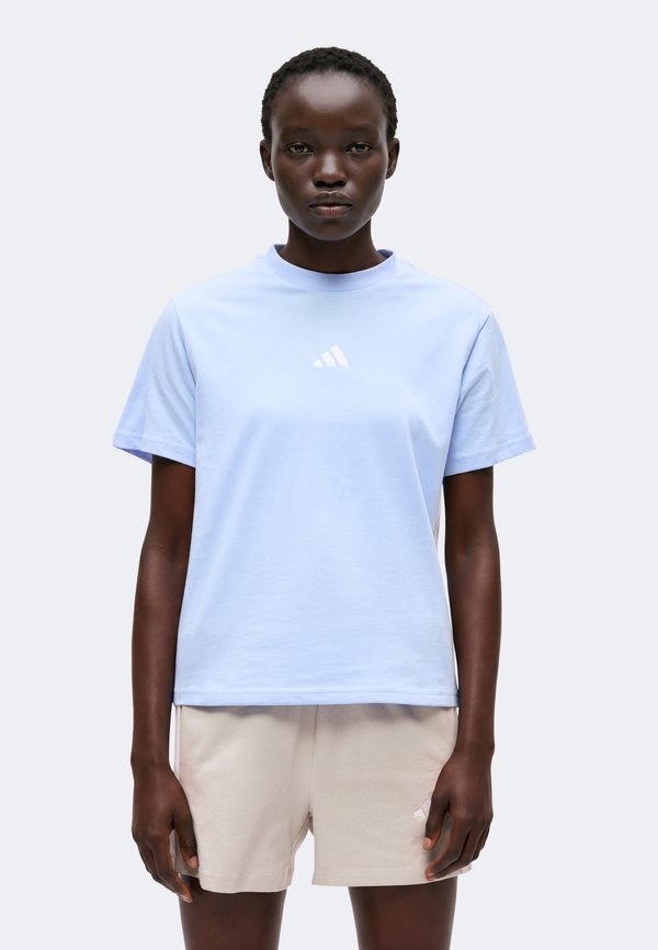 adidas Sportswear ESSENTIALS 3 STRIPES - Print T-shirt - glow blue/white