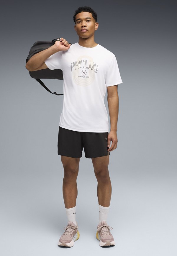 Puma RUN CLUB GRAPHIC - Sports T-shirt - white