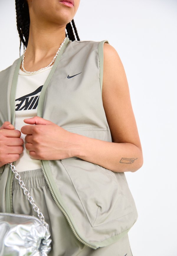 Nike Sportswear W NSW ESSTL WVN LSE CRGO VEST