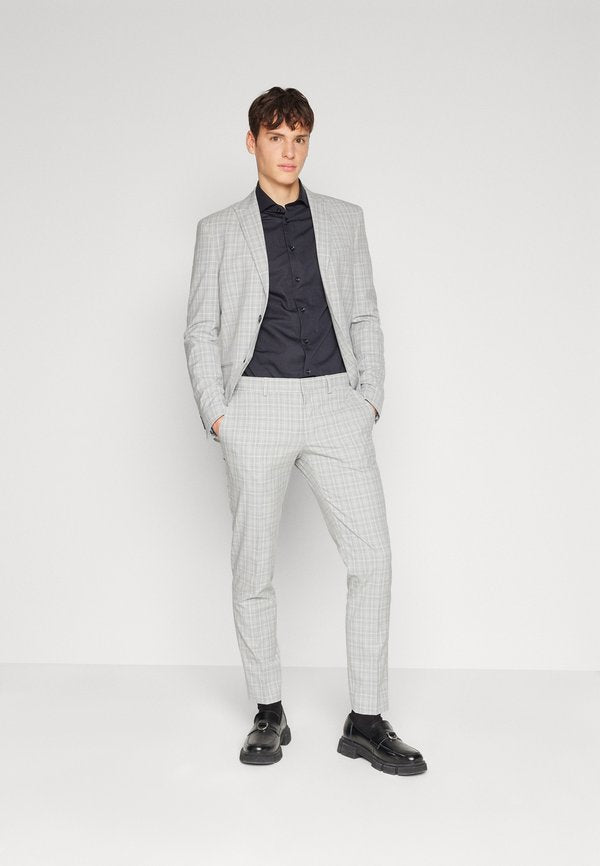 Isaac Dewhirst THE FASHION PEAK SUIT
