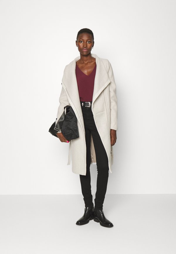 Vero Moda Tall VMBEATRIX V NECK