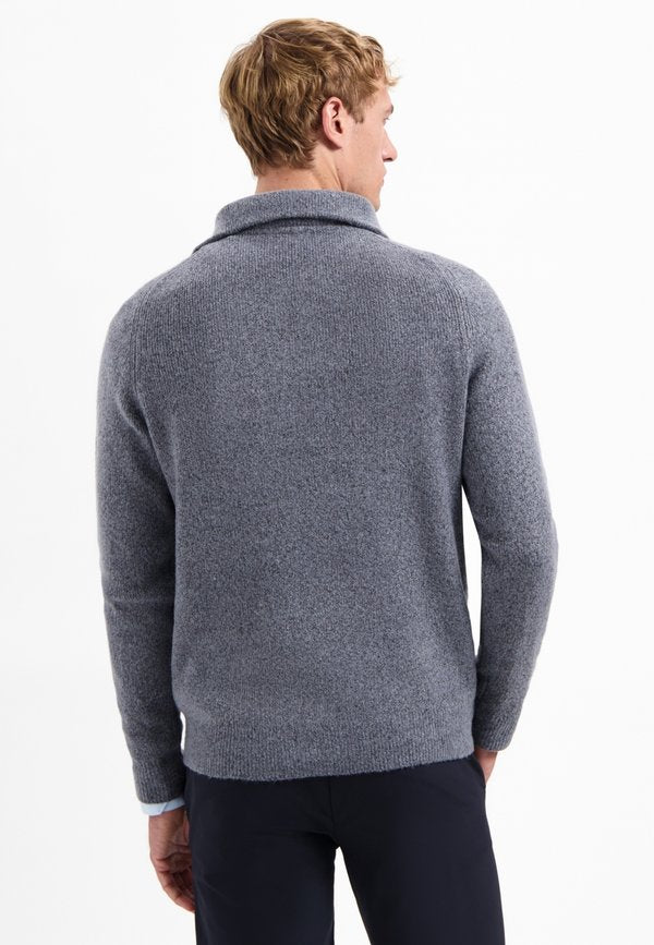 NO EXCESS WING COLLAR