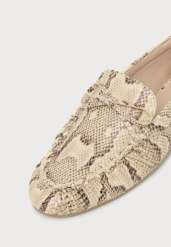 Stuart Weitzman BRITT BOW LOAFER