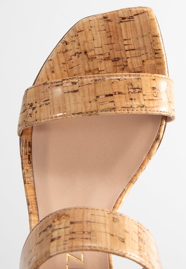 Stuart Weitzman AUSTINE