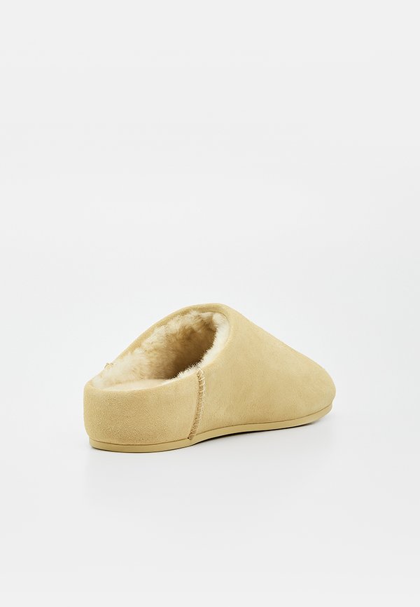 UGG ELEA SLIP ON