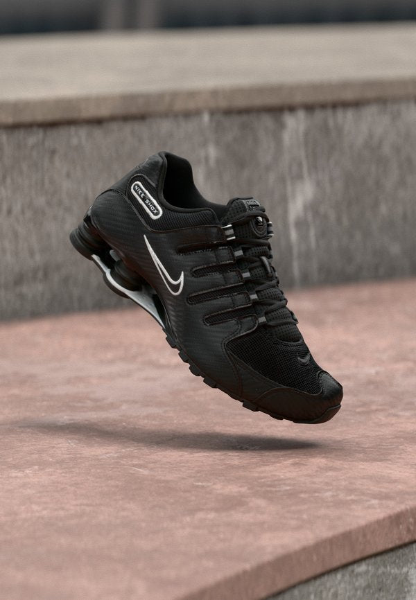 Nike Sportswear SHOX NZ - Trainers - black/white