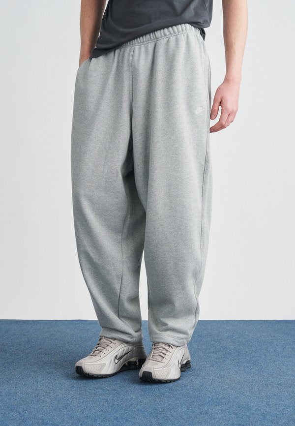 Nike Sportswear CLUB - Tracksuit bottoms - grey heather/smoke grey/white
