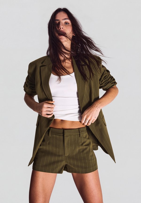 Bershka MINI SHORTS WITH BELT LOOPS - Shorts - khaki