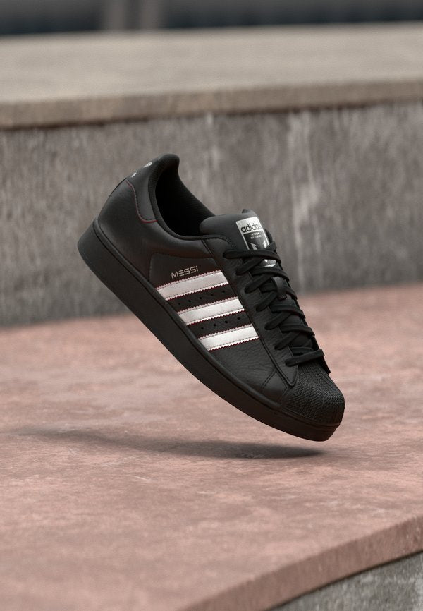 adidas Performance SUPERSTAR MESSI UNISEX - Trainers - core black/silver-coloured metallic/pure ruby
