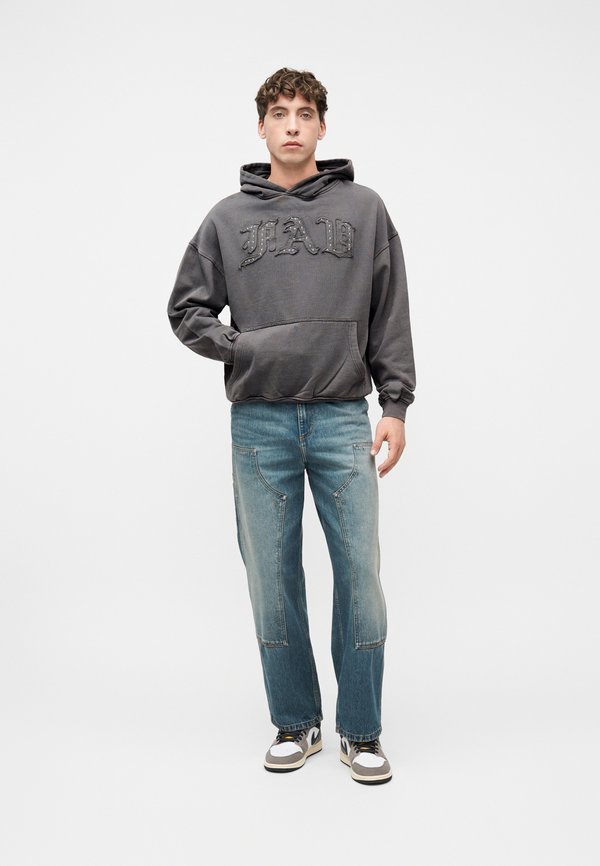 FAVELA PATCH RIVET HOODIE