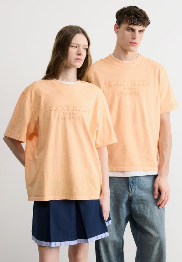Tommy Jeans CLASSIC LOGO CREW NECK T-SHIRT
