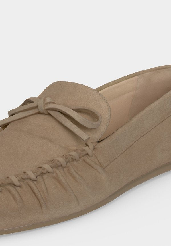 Stuart Weitzman BRITT BOW LOAFER