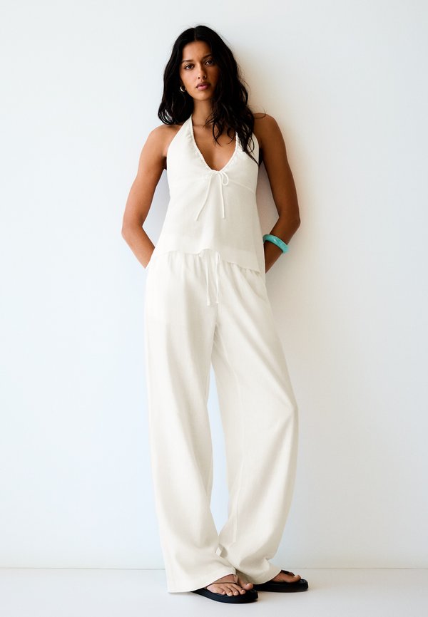 Bershka WITH AN ELASTICATED WAISTBAND - Trousers - white