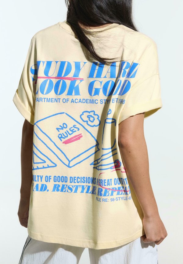 Bershka OVERSIZE SHORT SLEEVE PRINT T-SHIRT - Print T-shirt - yellow