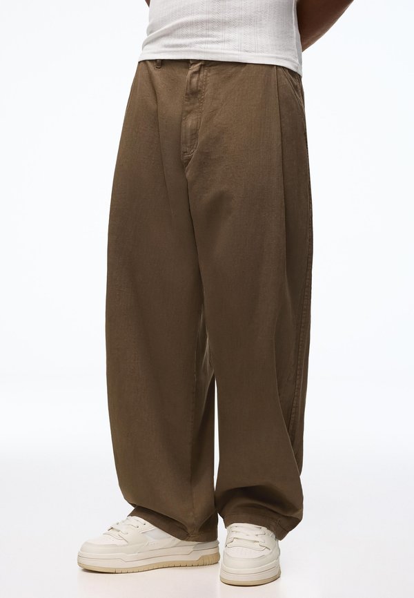 Bershka LINEN SUPER BAGGY - Trousers - brown