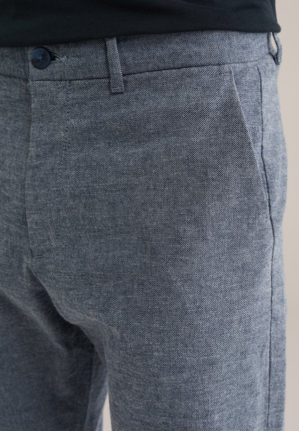 WE Fashion SLIM FIT