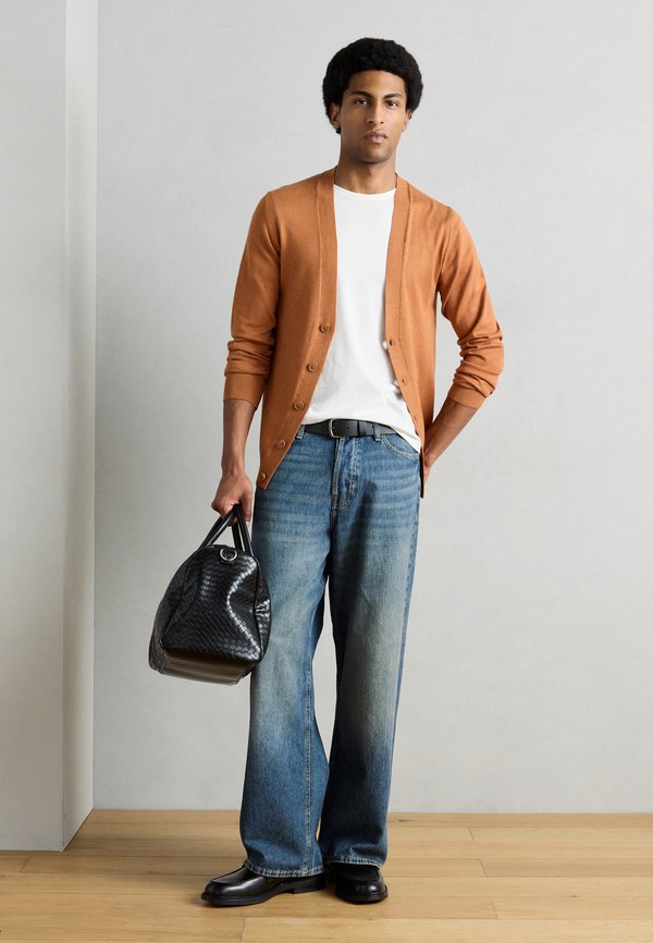 Lindbergh V NECK BUTTON CARDIGAN