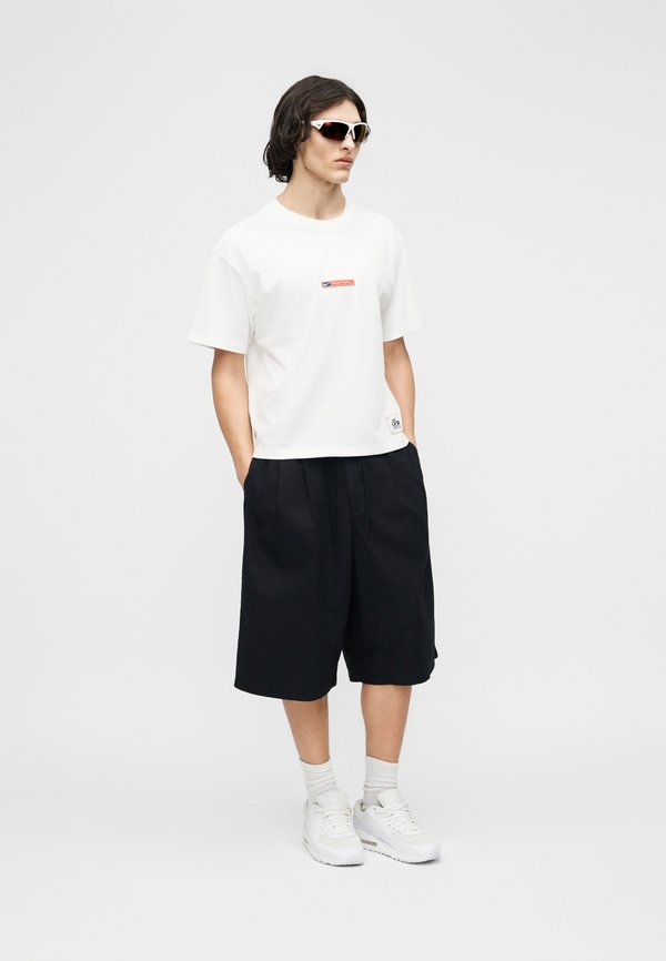 Nike Sportswear TEE BOXY FOOTBALL UNISEX - Print T-shirt - white/university red/navy