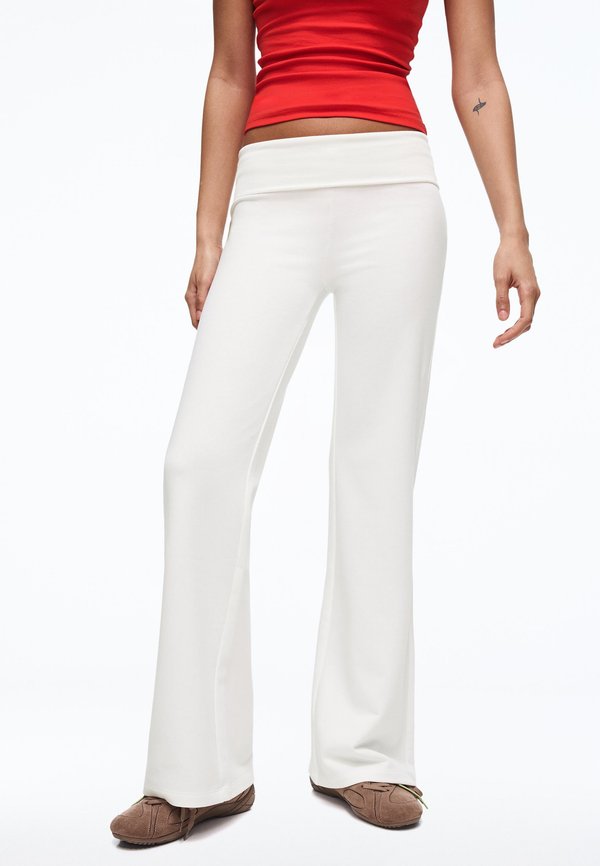 Bershka FLARED PLUSH WITH PATCH - Tracksuit bottoms - beige