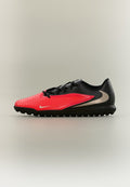 Nike Performance PHANTOM 6 LOW CLUB  - Turf football boots - brt crimson/blur black