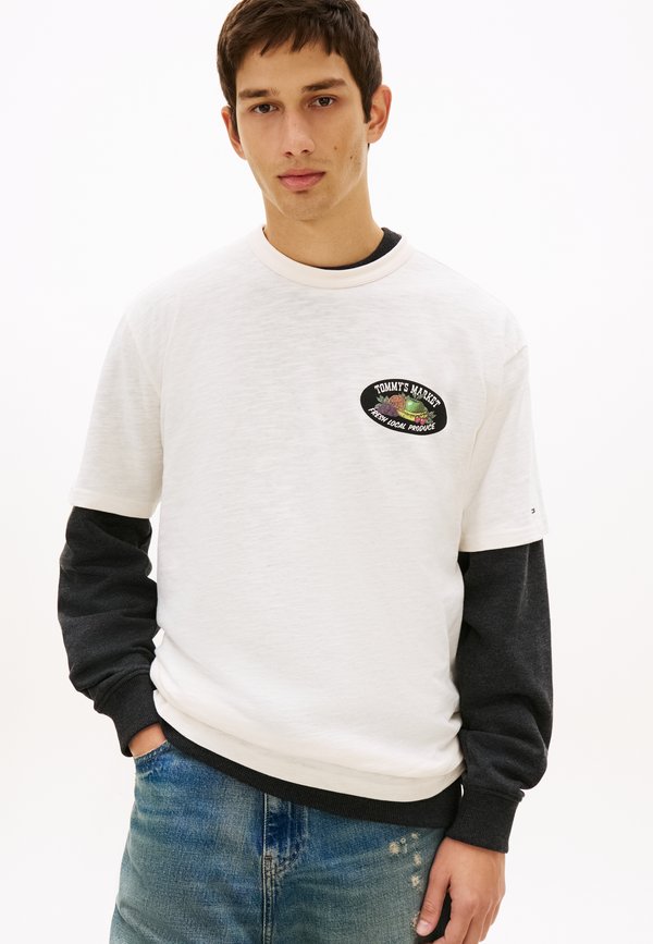 Tommy Jeans GRAPHIC TEXTURED RELAXED CREW NECK T-SHIRT