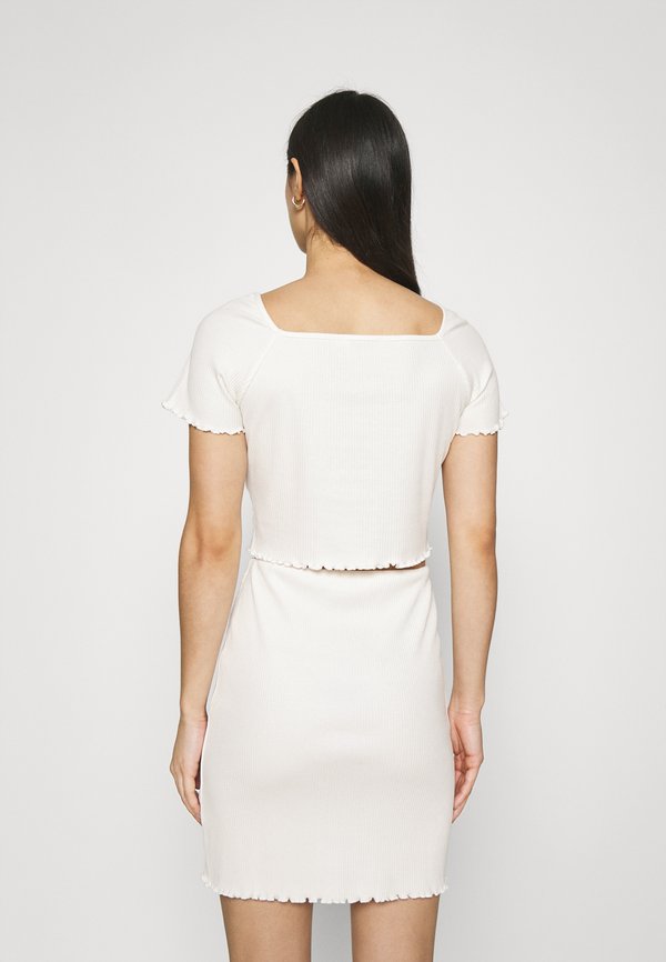 NA-KD BABYLOCK RUFFLE TOP