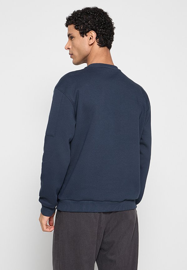 NO EXCESS CREWNECK